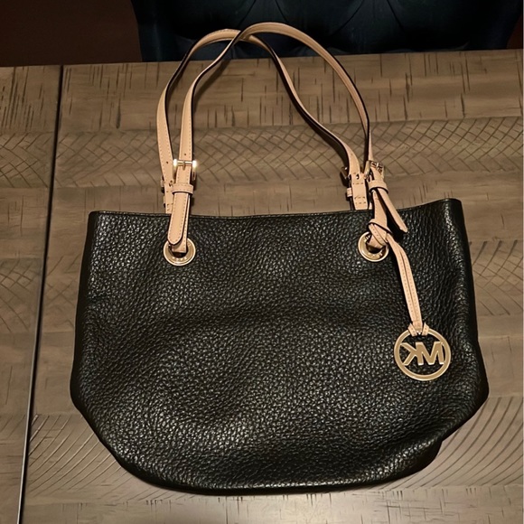 Micheal Kors Purse - Picture 1 of 2